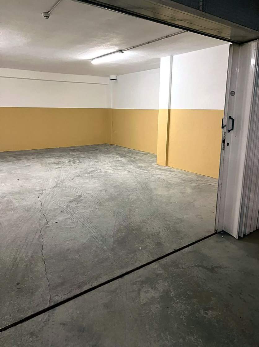Box fechada para dois carros
